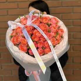 Большой букет с пионовидными розами кораловый нежный для девушки
