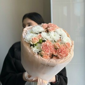 Нежный букет с кустовыми розами и хризантемами персиковый