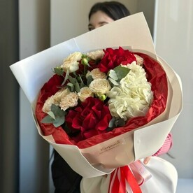 Букет с красными и белыми розами для признания в любви