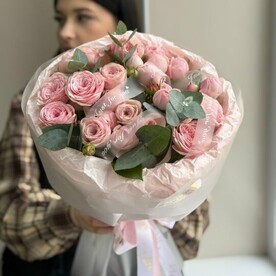 Букет кустовых роз пион