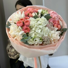 Букет с гортензиями и кустовыми розами