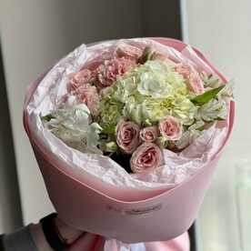 Розовый букет с гортензией и розами нежный пышный