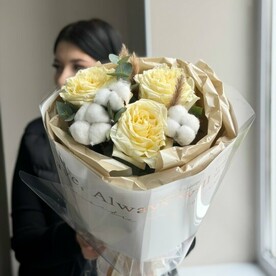 Букет с хлопком и розами стильный минимализм