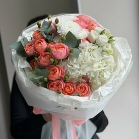 Букет с гортензией и розами нежный пышный для девушки