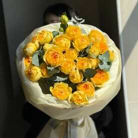 Букет из желтых кустовых роз «Солнечный»