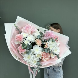 Хризантемы с розами и диантусами