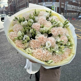 Букет из эустом и диантусов