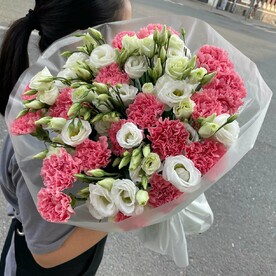 Букет из эустом и диантусов