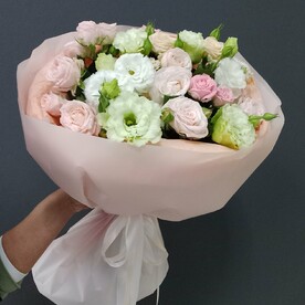 Букет из лизиантусов и кустовых роз