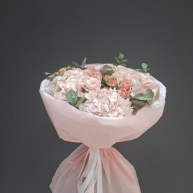 Букет из гортензии и кустовых роз 🌸