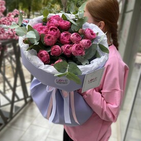 Насыщенный букет из кустовых пионовидных роз