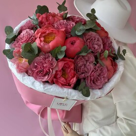 Королевский букет из пионов и пионовидных роз