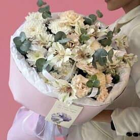 Авторский букет M из пионовидной розы,альстромерии,хризантем и эвкалипта