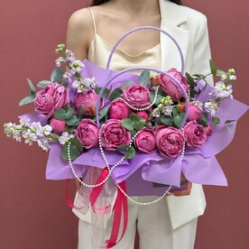 Композиция в сумке "Жемчужная лаванда" с пионовидной кустовой розой и матиолой