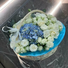 Пионовидные кустовые белые розы, белые розы и гортензия в корзине плетеной