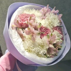 Букет из белой кустовой хризантемы, розовой розы и альстромерии