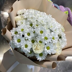 Букет из роз Эквадор и белых кустовых ромашковых хризантем