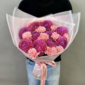 Букет из георгинов с диантусом