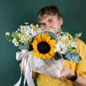 Корзина с подсолнухом и хризантемой