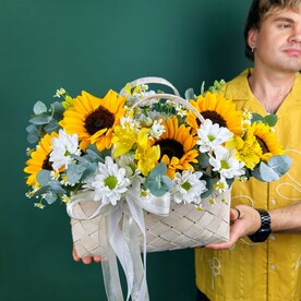 Корзина с подсолнухом 5 шт и хризантемой