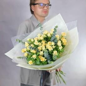 Кремовая кустовая Роза Кения 11 шт и Эвкалипт 1 шт