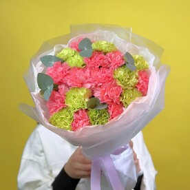 Букет из зеленых и розовых диантусов 21 шт