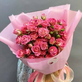 Розовые кустовые розы