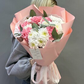 Стойкий букет с хризантемами, диантусами и эвкалиптом