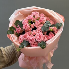 Нежные розы с эвкалиптом букет