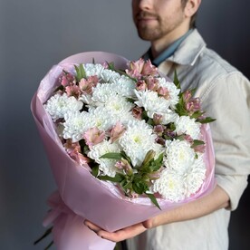 Нежный букет альстромерия и кустовая хризантема Алтай