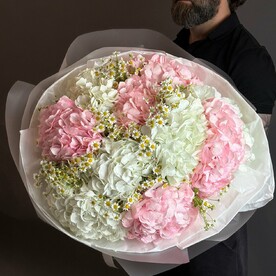 Воздушный букет с гортензией и кустовыми ромашками