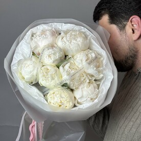 Букет из 9 белых пионов