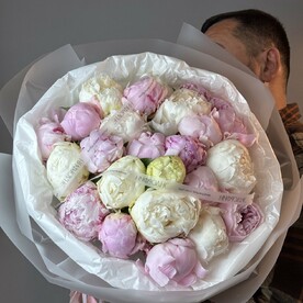 Букет из белых и розовых пионов