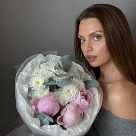 Букет с кустовой хризантемой и розовыми пионами