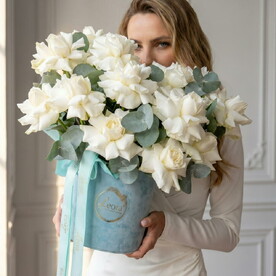 Цветы в коробке с французскими розами. Композиция 2047. Leoraflowers