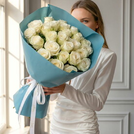 Букет 25 белых роз. Монобукет 618. Leora Flowers дом цветочной моды