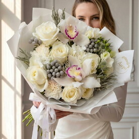 Букет Белоснежный с Орхидеями и розами. Авторский букет 538. Leoraflowers