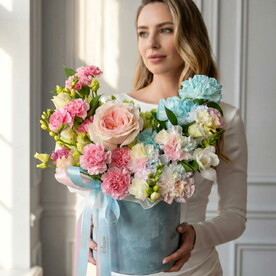 Цветы в коробке Японские розы Тсумуги (Tsumugi) с радужными диантусами. Композиция Букет 567. Leora Flowers дом цветочной моды