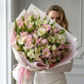 Букет из 15 Альстромерий микс. Монобукет 3029. Leoraflowers