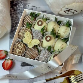 Клубника в Бельгийском шоколаде Callebaut 12-9 шт. Подарочный набор 2039. Leoraflowers