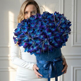 Цветы в коробке. Орхидеи космос. Композиция 598. Leora Flowers дом цветочной моды