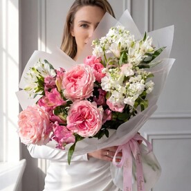 Авторский букет с пионовидной розой тсумуги.Leoraflowers 5103