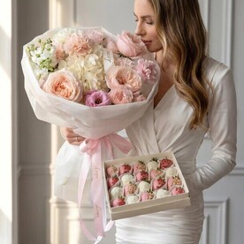 Пионовидные розы и 16–25 ягод клубники в шоколаде Callebaut — подарочный набор №5110