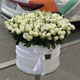 Эустома и Пионовидные кустовые розы в коробке