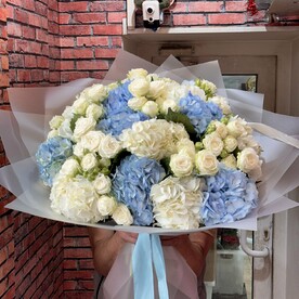 Букет из Гортензия и Кустовые Пионовидные розы