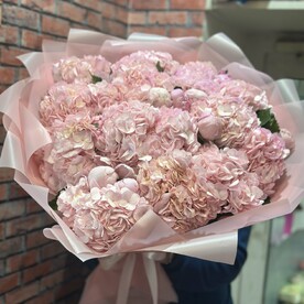 Букет из пионы и гортензия