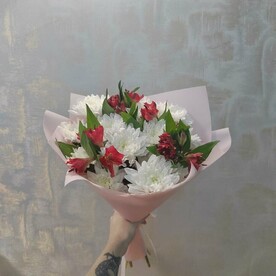 Кустовые хризантемы с красными альстромериями