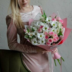 Кустовые розы с хризантемами и альстромерией
