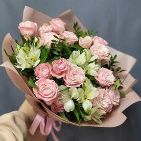 Нежные куствые розы с фисташкой и альстромерией