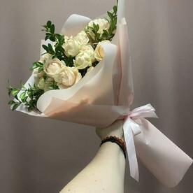 Кустовые розовые розы с самшитом